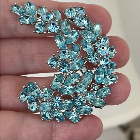 TRIFARI AQUA CRYSTAL RHINESTONE CRESCENT BROOCH VINTAGE STUNNING! - Picture 9 of 10